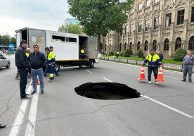 Toshkent markazidagi ko‘chalardan birida asfalt o‘pirilib tushdi фото