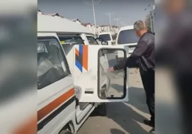 Ijtimoiy tarmoqlarda Damas avtomobilining eshigi uzilib