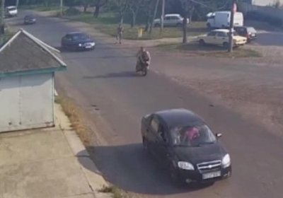 Енгил машинага урилган мотоциклчилар омон қолишди (видео) фото