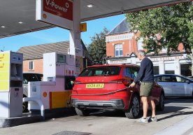 Buyuk Britaniya hukumati haydovchilarni yoqilgʻi quyish
