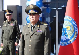 «Бош кўтарганнинг бошини чопиб ташлаймиз». Қирғизистон МХДҚ раҳбари Коля Қирғизнинг жиноий гуруҳини огоҳлантирди фото