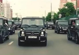 YouTube’да Москва шаҳри кўчаларида кезаётган Mercedes-Benz