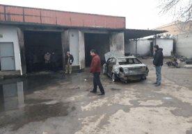 Avtomobillarga texnik xizmat ko‘rsatish ustaxonasida 3 ta mashina yonib ketdi (foto) фото