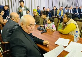 Zoir Mirzayev poraxo‘rlik haqida aytgan murojaatchidan ariza yozib berishni so‘radi фото