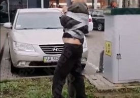 Киевда ЙТҲ иштирокчисини скотч билан устунга боғлаб