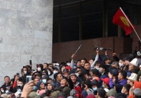 Бишкекдаги тартибсизликлар: намойишчилар Оқ уйни эгаллади, сайлов натижалари бекор қилинди фото