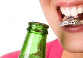 Стоматологлар тишларни ишдан чиқарадиган асосий одатлар