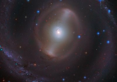 Hubble spiralsimon yorqin galaktikani suratga oldi фото