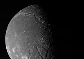 Uranüs'ün Ariel uydusundaki buzun altında sıvı suyun