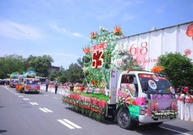 Namanganda 63-xalqaro gullar festivali an’anaviy avtomobillar paradi bilan boshlandi фото