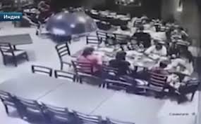 Ресторанга келиб урилган автомобиль 12 кишининг ҳаётига зомин бўлди (видео) фото