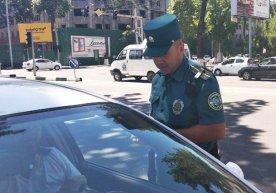 Haydovchi mashina jarima maydonchasiga joylanishidan norozi bo‘ldi va uning ustiga chiqib oldi фото