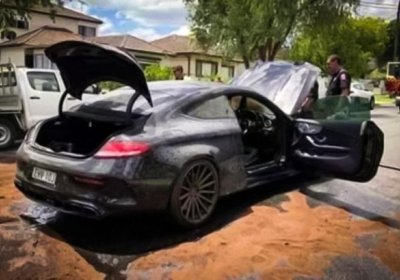 Avstraliyada «pokrishka»ni qizdirmoqchi bo‘lgan erkak o‘zining Mercedes-AMG’sini yoqib yubordi (video) фото