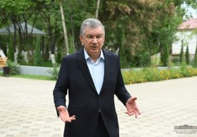 Shavkat Mirziyoyev Nukusdagi «Jeketerak» mahallasida aholi bilan muloqot qildi фото