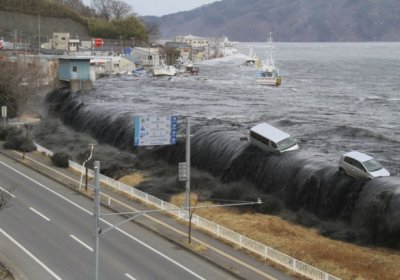 Автомобилларни оқизиб кетган цунами (видео) фото
