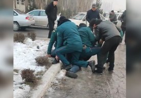 Андижондаги заправкада навбатсиз киришга уринган ҳайдовчи ИИБ ходимлари томонидан ушланди фото