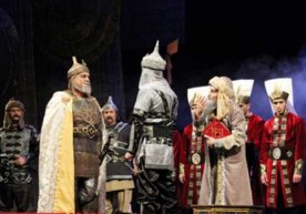 Театр саҳнасида катта, айниқса, тарихий воқеаларни