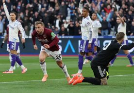 Англия Премьер-лигасида 16-тур баҳслари қизғин тарзда