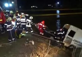 Ruminiyada mikroavtobus daryoga qulab tushdi, deya