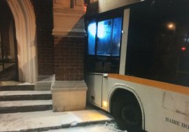Moskva viloyatida avtobus Vladimir Putinning qarorgohiga borib urildi фото