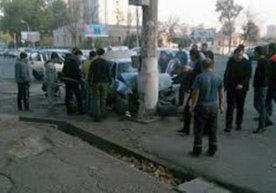 Ласетти дарахтга урилиши оқибатида ҳайдовчи ва йўловчи ҳалок бўлди фото