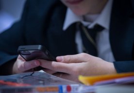 Ekspert fikri: "O‘quvchilarga dars paytida telefondan foydalanishga ruxsat berish kerak" фото