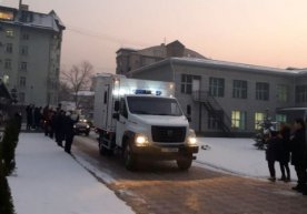 Almazbek Atamboyev sudga majburiy ravishda olib kelingani ma’lum qilindi фото
