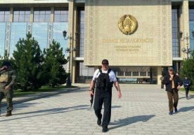 Lukashenko yana qo‘lida avtomat bilan paydo bo‘ldi фото