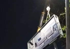 Тошкентда рухсатсиз ўрнатилган реклама, баннер ва пешлавҳалар олиб ташланмоқда фото