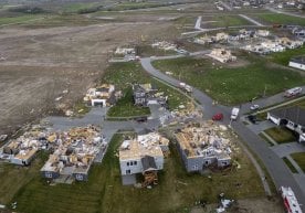 Ҳалокатли торнадо АҚШ бўйлаб юзлаб уйларга зарар етказди (видео) фото
