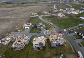Фото: AP 26 апрел куни АҚШ бўйлаб ҳалокатли торнадо ўтди.