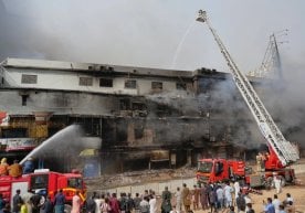 Карачидаги савдо марказида юз берган ёнғин оқибатида