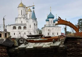 Озод этилган Святогорск шаҳрида вайрон бўлган рус танки