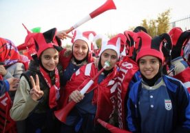 Eronlik ayollar 35 yillik taqiqlovdan keyin futbol maydoniga qo‘yildilar фото