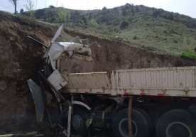 Qamchiq dovonida tormozi ishlamay qolgan yuk mashinasi toqqa borib urildi (foto) фото