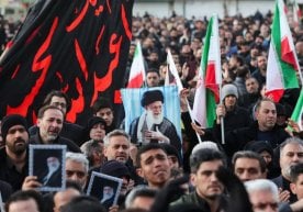 Фото: Reuters / Теҳрондаги Инқилоб майдонида одамлар