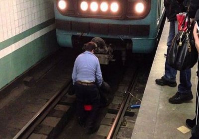 Toshkentda metro bekatida bir ayol o‘zini poyezd ostiga tashladi фото