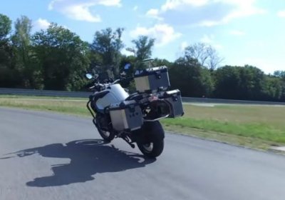 BMW haydovchisiz boshqariladigan mototsiklni namoyish etdi (video) фото
