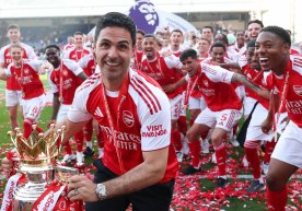 Arsenal teń ıesı Josh Kroenke komanda bas bapkeri Mikel