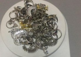 Oyoq kiyimlariga yashirilgan zargarlik buyumlari fosh etildi (foto) фото