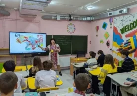 Украинада янги ўқув йили бошланиши билан минглаб болалар