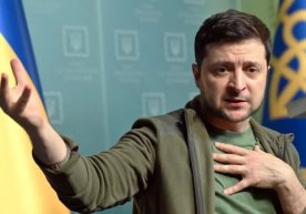 Zelenskiy Rossiya FXXning urushga qarshi xodimlari tufayli 3 marotaba suiqasddan asrab qolindi фото