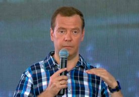 Medvedev o‘qituvchilarga: «Maoshingiz etmayaptimi? Unda biznes qiling»a фото