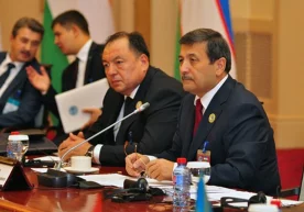 Рашиджон Қодиров (ўнгдан биринчи) Шуҳрат Узоқов билан