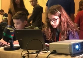 Хакерларнинг йиллик DEFCON анжуманида иштирокчилардан бири