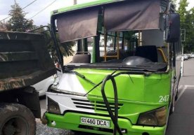 Toshkentda «Isuzu» va «Kamaz» o‘rtasida to‘qnashuv sodir bo‘ldi фото