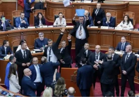 Албания сиёсий майдонида тарихий воқеа рўй берди —