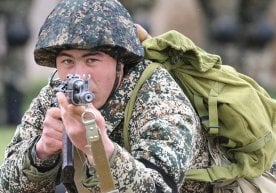 Мактаб битирувчилари билан ҳарбий полигонларда амалий отиш машғулотлари ўтказилади фото