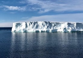 Arktika va Antarktidaning yangi xaritasida muz qatlami keskin kamaygani ko‘rinadi фото