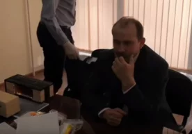 Скриншот Россиялик порахўр амалдор тинтув пайти ашёвий